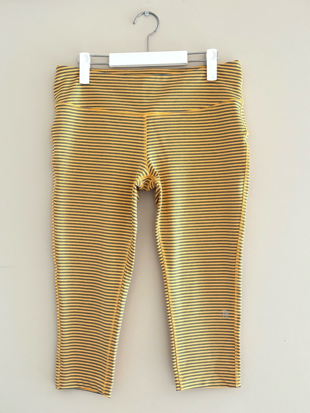 MPG Women’s Capri Athletic Leggings Size Large Soft Orange/Grey Stripes PO
